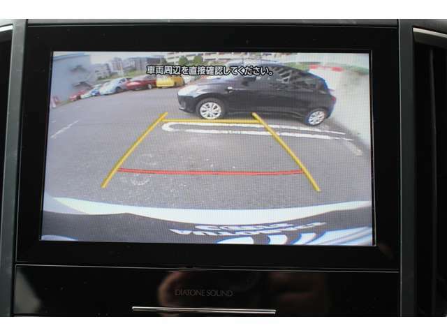 ギヤをリバースに入れると車両後方の映像を映し出し、バック時の後方視界をサポートするリヤビューカメラ！