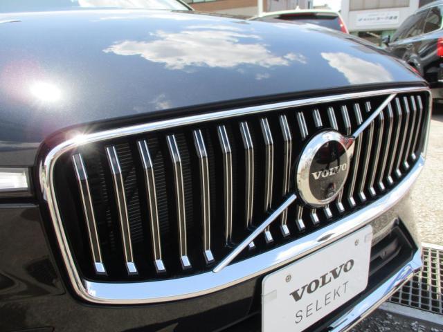 フロントカメラはデザインも重視しVOLVOのロゴマークに内蔵されています