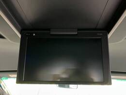 【フリップダウンモニター】大画面モニターで後席でもエンタメをお楽しみいただけます。小さなお子様にも大人気の装備です♪