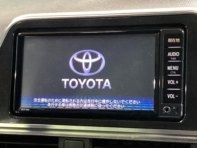 【メーカー純正ナビ】インテリアに溶け込むスタイリッシュな「専用設計」メーカーナビを装備♪視認性や操作性など基本性能にも優れ、より上質なカーライフをお楽しみいただけます。