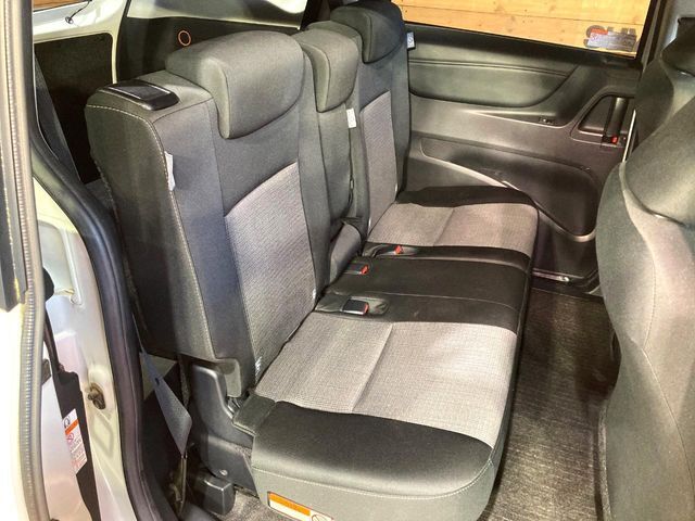 後部座席も気になるようなキズ・汚れやへたり等、大きなダメージはなく、良好な状態です。