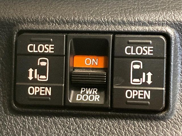 【両側パワースライドドア】スマートキーや運転席のスイッチで後席両側スライドドアの開閉が可能♪電動だから力を入れてドアを開ける必要が無く、小さなお子様でも簡単に開け閉めでき快適です♪