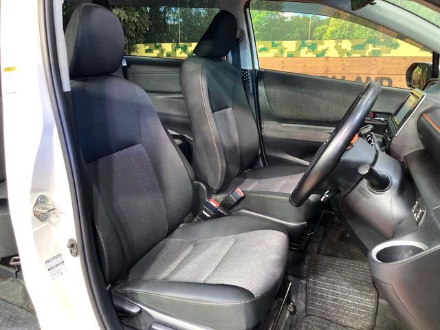 運転席シート廻りは使用感も少なく、良好な状態となっています。丁寧に使われていたことがよくわかりますね。