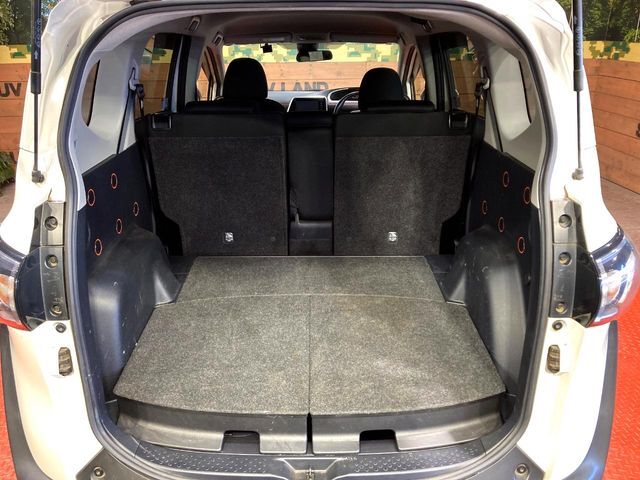 普段のお買い物や通勤、送迎等に十分な荷室スペースを確保しております。セカンドシートを倒すと、大きな荷物の積載も可能です♪