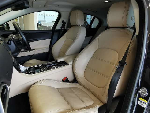運転席・助手席共に使用感も少なくきれいな状態で入庫。しっかりと厚みがあり、座り心地もよく、ホールド感もありますので長距離ドライブも問題御座いません。