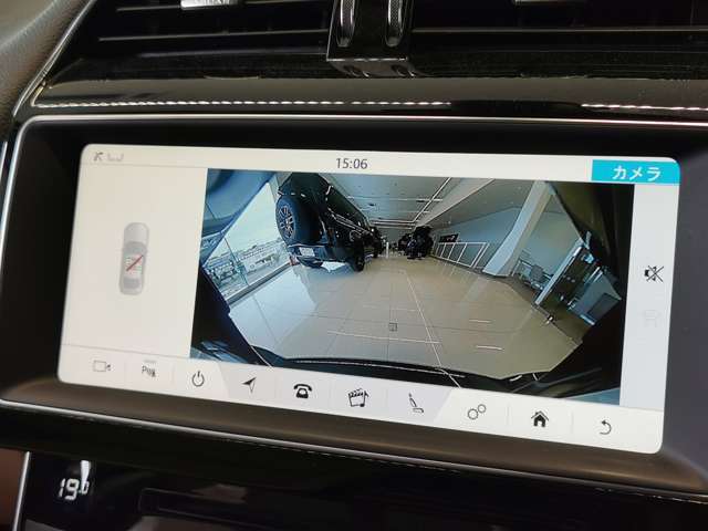 【バックモニター】駐車時に便利なバックモニター。どうしても死角になってしまう後方の視界確保と、安全性の向上に役立ちます。