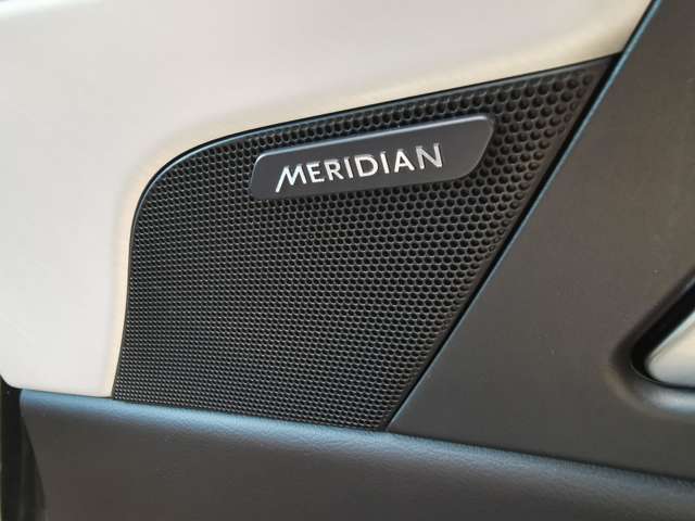 【MERIDIANサウンドシステム 】 革新的な技術を網羅したミュージックプレイヤーと綿密な計算のもと配置されたスピーカーが、臨場感あふれるライブパフォーマンスを生み出します。