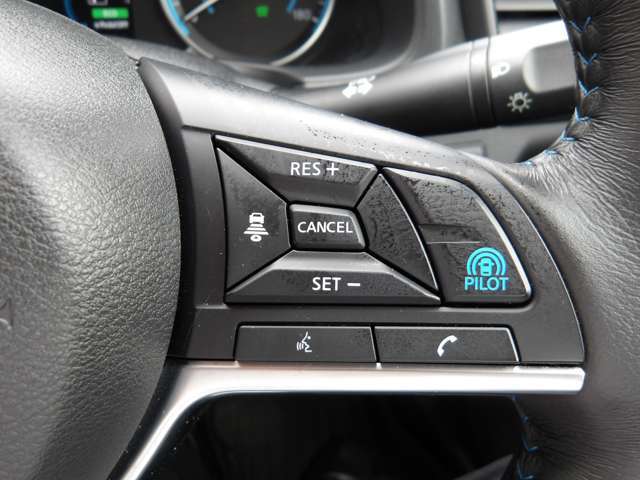 プロパイロット。高速道路の運転で、アクセル、ブレーキ、ステアリングをクルマがアシスト。ドライバーの負担を軽減します。