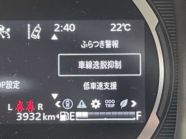 ◆【車線逸脱警報機能】路側へはみ出しそうな時、カメラが道路の端を認識して、ブザーとメーター内表示でお知らせします！機能には限界があるためご注意ください。