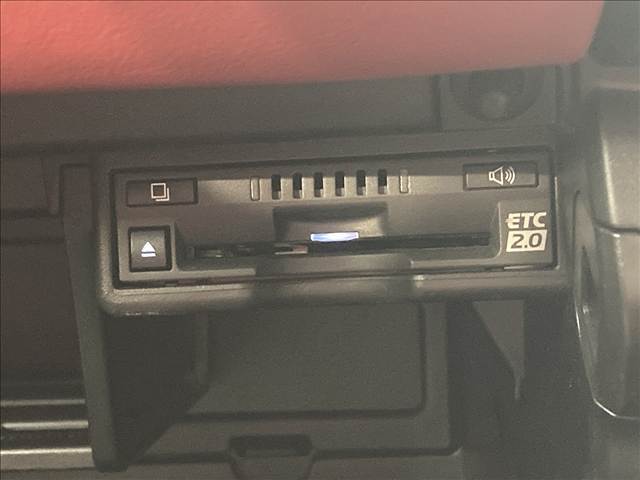 【ビルトインETC】で高速道路もスムーズに乗り降り可能で、ご納車直後からの遠距離ドライブも可能です。