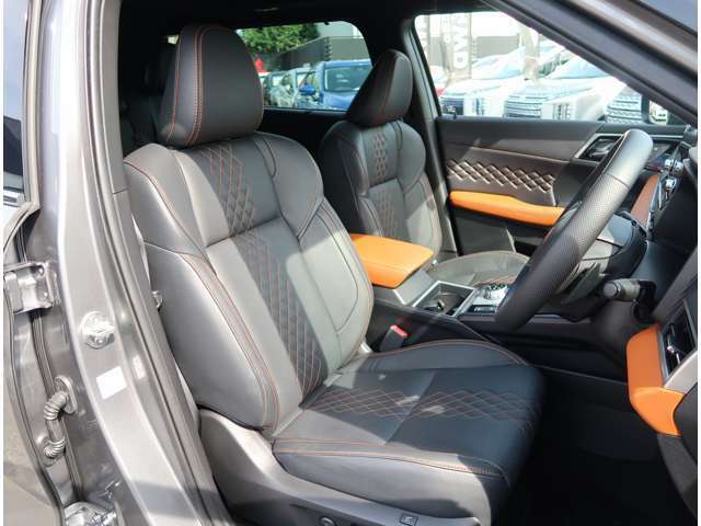 運転席・助手席共にメモリー機能付電動パワーシートです。シートヒーターやリフレッシュ機能などの装備も付いております。
