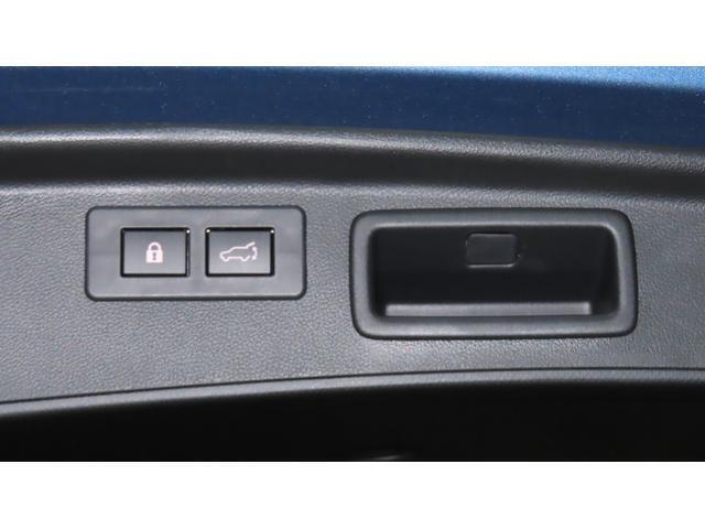 ”ボタンを押せば、リヤゲートが開閉するスイッチです。両手が荷物でふさがっていても、スイッチを押せば自動で動きます。”