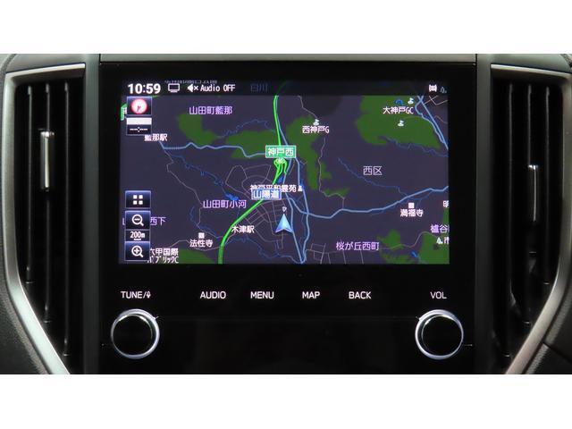”パナソニックナビはディスプレイ表示のわかりやすさで走行時だけでなく、停車時の設定のしやすさで使いやすいと好評です。”ビルトイン8インチサイズで画面もボタンも大きくなって使いやすいです。