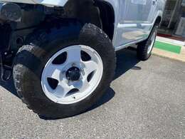 ワンオーナー☆切換4WD☆リフトアップ☆16AW☆MTタイヤ☆前後アイアンバンパー☆社外マフラー☆メモリーナビ☆LEDライト☆スマートキー☆デュアルセンサーブレーキS☆クルーズコントロール☆試乗OK