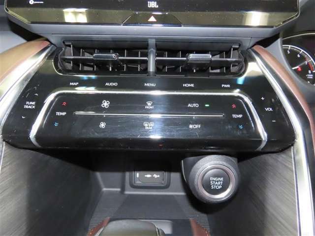 左右独立温度コントロールフルオートエアコンです。運転席、助手席それぞれで独立して温度設定ができます。冷え性の方が乗っても安心ですね♪