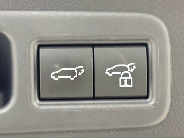 【電動リアゲート】装備しております。両手が塞がた状態からワンタッチでリアゲートを開閉出来る便利なオプションです。