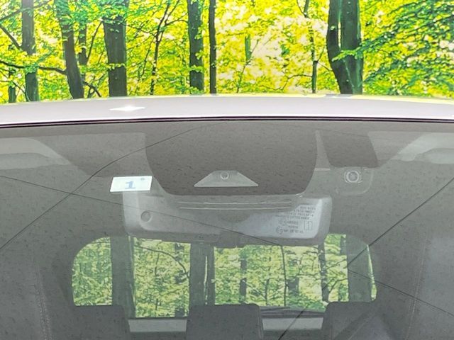 【トヨタセーフティセンス】走行中に前方の車両等を認識し、衝突しそうな時は警報とブレーキで衝突回避と被害軽減をアシスト。より安全にドライブをお楽しみいただけます。