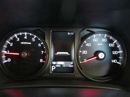 とっても見やすいメーターです。夜間時はラグジュアリーな気分にさせてくれる照明が魅力ですので、夜のドライブも楽しみになりますよ♪