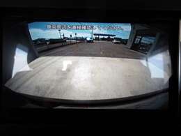 バックモニターで、後方を確認しながら安心して駐車することができます。運転初心者も熟練者も必須の機能ですよ！