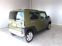 室内外はもちろん、シートを外してニオイの元となるフロアカーペットまで消臭・除菌を実施。中古車を気持ちよくお乗りいただけるクリーニングサービスです。詳細は販売店スタッフまでおたずねください。