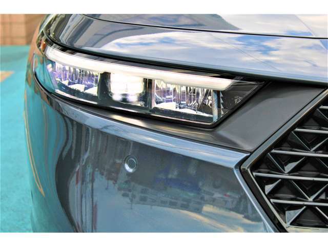 フルLEDを採用した薄型フロントヘッドライトと、横一文字のリアコンビネーションランプで、ワイドな印象を強調しています。