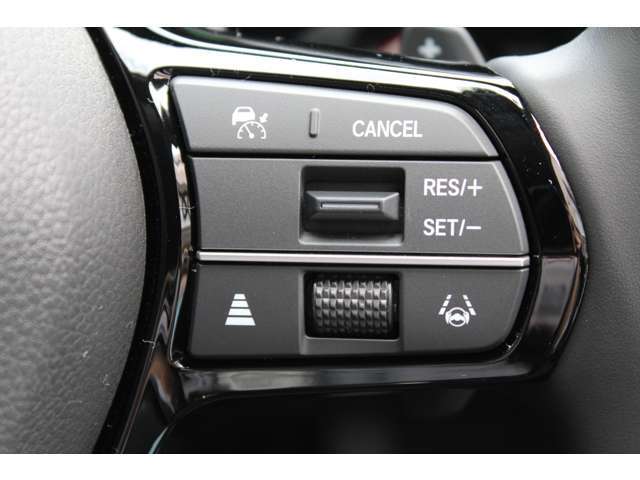 安全運転支援システムHonda　SENSINGを搭載。衝突軽減ブレーキや、誤発進抑制機能、アダプティブクルーズコントロール、車線維持など複数の先進技術で安心・快適なドライブをサポートします。