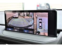 もちろんリアカメラも装備。安心、安全のために駐車時などの後方死角を減らします。また切り替えボタンを操作するとで、ノーマルビュー・ワイドビュー・トップダウンビューの切り替えが可能です！