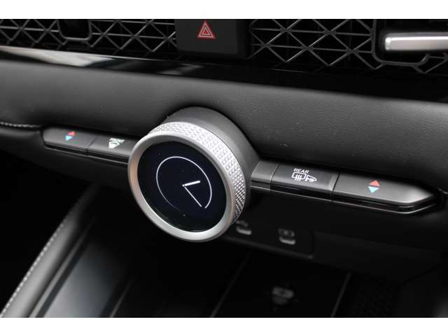 エクスペリエンスダイヤルで、エアコンや、オーディオ、車内の照明をダイヤル操作。登録すれば、ワンプッシュ操作です。
