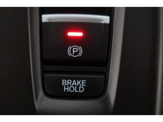 指先の操作でパーキングブレーキの「作動と解除」が行うことができる装備。ブレーキペダルから足を離しても停止し続けてくれるオートブレーキホールド機能。信号待ちなどの際には便利。ECO運転で低燃費走行♪
