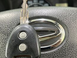 【キーレス】少し離れた場所からでもボタン一つでドアの開錠・施錠ができるのでとっても便利！ドアの鍵穴周りに傷をつけることもありません♪