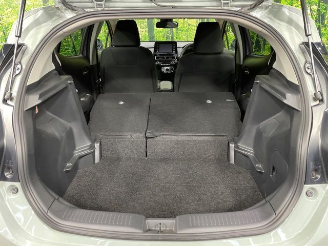 後席を格納すると、これだけの広さが！シーンに合わせたシートアレンジで、大きな荷物も積むことが出来ます♪