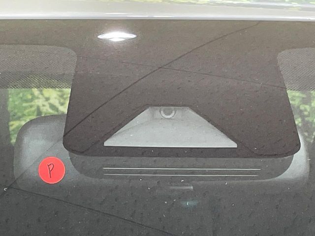 【トヨタセーフティセンス】走行中に前方の車両等を認識し、衝突しそうな時は警報とブレーキで衝突回避と被害軽減をアシスト。より安全にドライブをお楽しみいただけます。