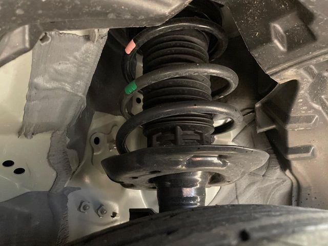 お車を安心してお乗りいただく為には、足回りの定期点検が欠かせません。サービスサポート（有償保証）では無料点検もご提供しており、安心のカーライフをお過ごしいただけるサポート体制が整っています。