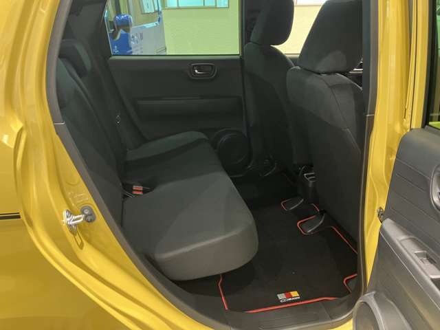 後部座席も乗り降りしやすいです。