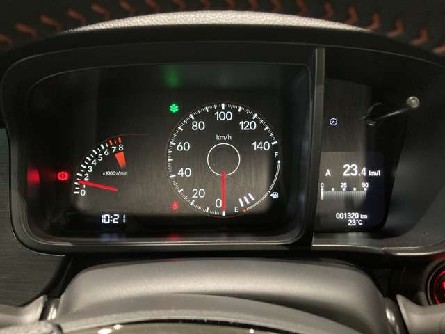 視認性が高く、必要な情報が一目で分かるデザインのメーターとなっております。