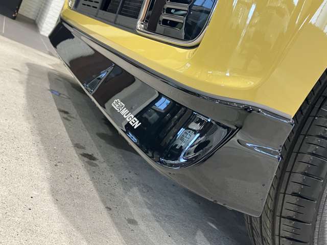 無限フロントアンダースポイラーを装着しております。ロー＆ワイド感を引き立てるデザインとなっております！