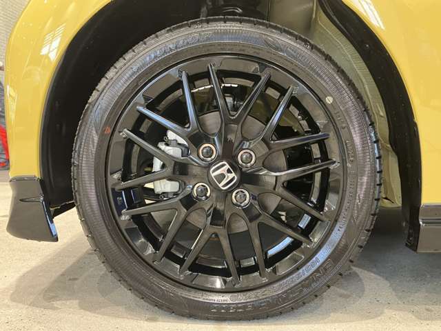 アルミホイール付！鉄ホイールと違って軽いので燃費にも影響してきます。ガソリンの高騰に少しは貢献します！デザインもさり気なく、スタイリッシュな感じとなっています。