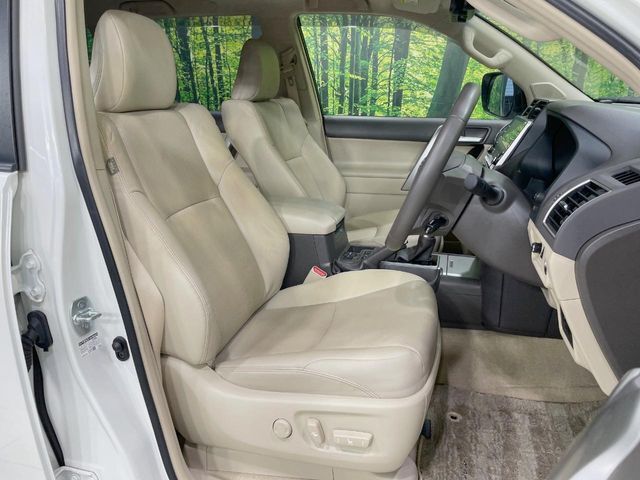 【ベージュレザーシート】デザイン性が高く、高級感のあるベージュ革シート。常に体に触れる部分だから、座り心地の良さにはこだわりたいですね♪汚れの付着や劣化を抑制する内装コーティング施工もおススメですよ♪