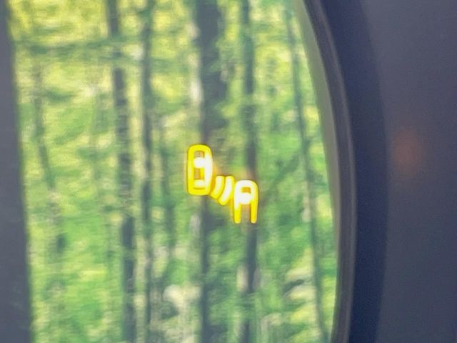 【ブラインドスポットモニター】走行中、ドアミラーの死角になりやすい箇所に後続車が接近するとサイドミラーのレンズに警告を表示！ドライバーに注意喚起をしてくれます。