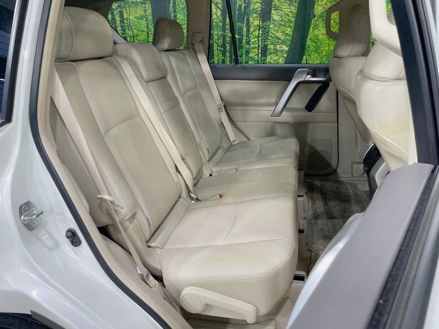 後部座席も気になるようなキズ・汚れやへたり等、大きなダメージはなく、良好な状態です。