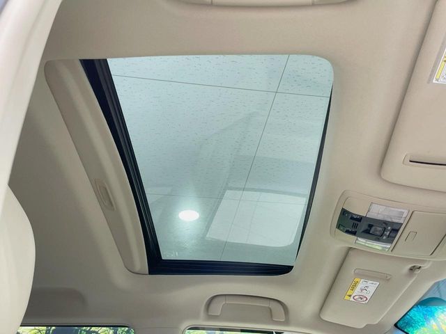 【サンルーフ】開放感たっぷりの希少装備、サンルーフが装着されています！車内に明かりを取り入れたり景色を楽しむ以外にも、車内の空気も簡単に換気できて快適です！