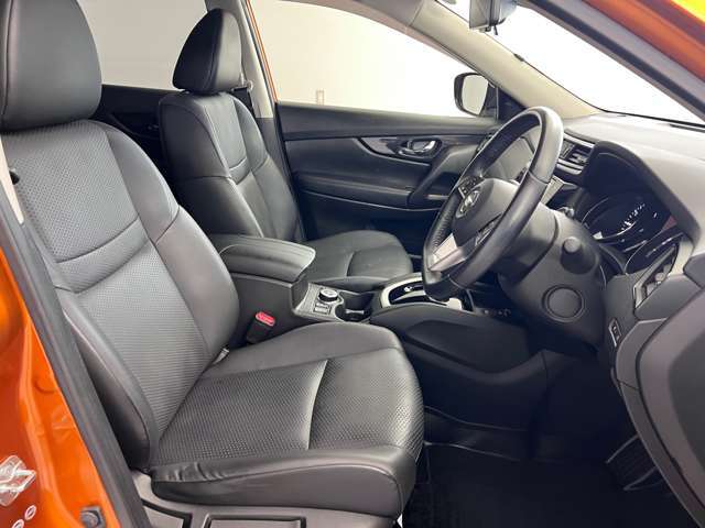 ゆったりと座れる運転席シートですのでストレスなく運転が出来ますよ！