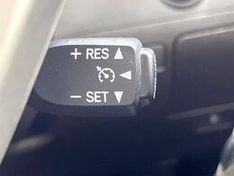 【クルーズコントロール】高速道路もラクラク走行。アクセルを離しても一定速度で走行ができ、長距離運転時の負担を軽減！加速・減速も簡単なスイッチ操作で調整できます。