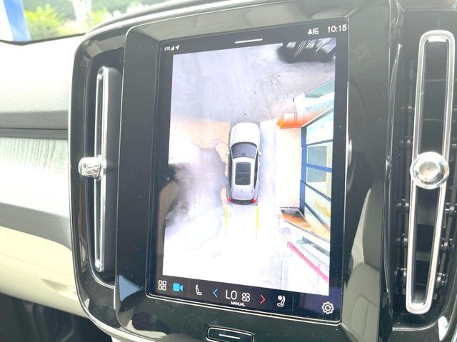 【360°ビューカメラ】4台の高解像度カメラで360度の鳥瞰図を表示。隣の車や壁、死角にある障害物などを画面で確認できるため、狭いスペースでの駐車・出入りも安心です。