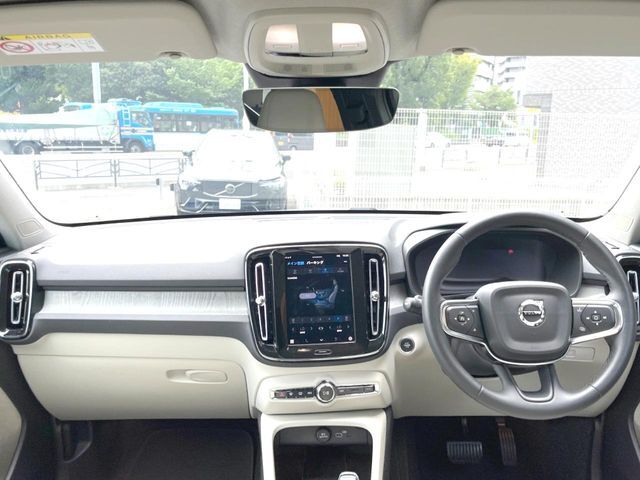 XC40【アルティメット　B4　AWD】入庫しました！現行車ではもう手に入らないグリーンのカラーです☆Google搭載ナビで音声アシスタンスが利用できます♪上質な車内でドライブをお楽しみください！