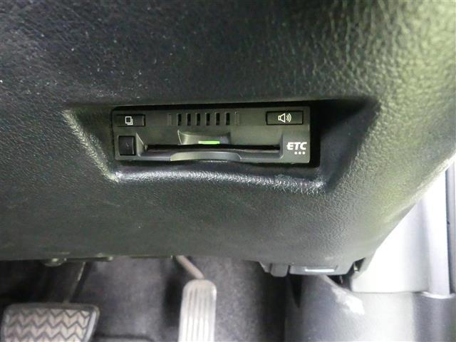 【ETC】有料道路を利用する際に料金所で停止することなく通過できる、ETC車載器（ノンストップ自動料金収受システム機器）が装備されています。セットアップを行うことで利用可能になります。