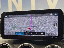 ●純正ナビ:一体感のあるナビは、高級感ある車内を演出してくれます。オーディオ機能も充実しておりますので、運転もより楽しめます♪