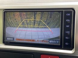 【バックカメラ】駐車時に後方がリアルタイム映像で確認できます。大型商業施設や立体駐車場での駐車時や、夜間のバック時に大活躍！運転スキルに関わらず、今や必須となった装備のひとつです！