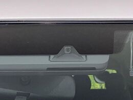 【トヨタセーフティセンス】走行中に前方の車両等を認識し、衝突しそうな時は警報とブレーキで衝突回避と被害軽減をアシスト。より安全にドライブをお楽しみいただけます。