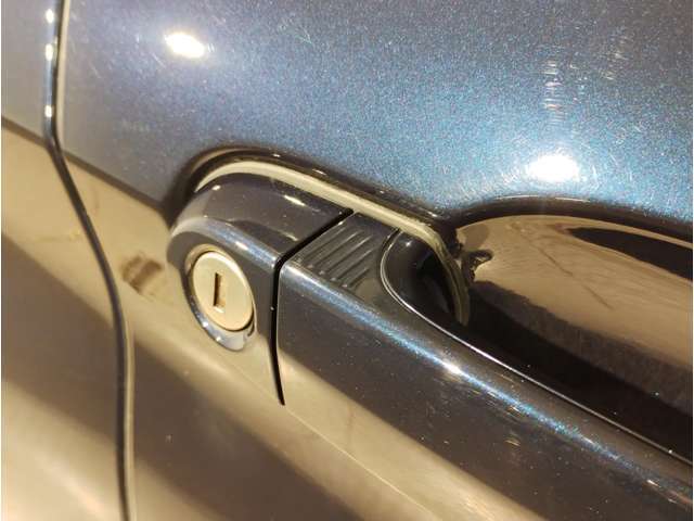 BMWのドアを閉めた時の重厚感は所有者様の満足度を高めてくれます。